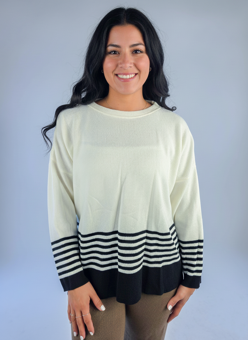 Suéter beige cuello redondo con terminación de rayas negras