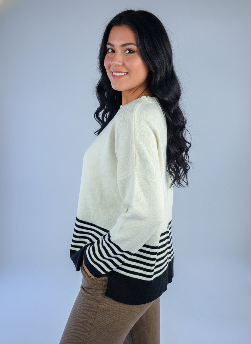 Suéter beige cuello redondo con terminación de rayas negras