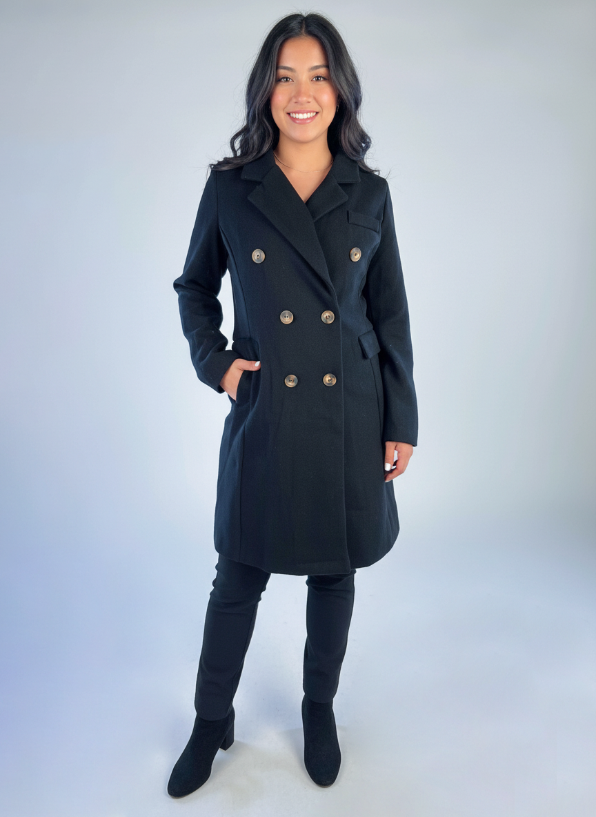 Abrigo negro abotonado tipo gabardina