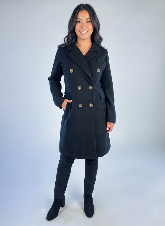 Abrigo negro tipo gabardina abotonado