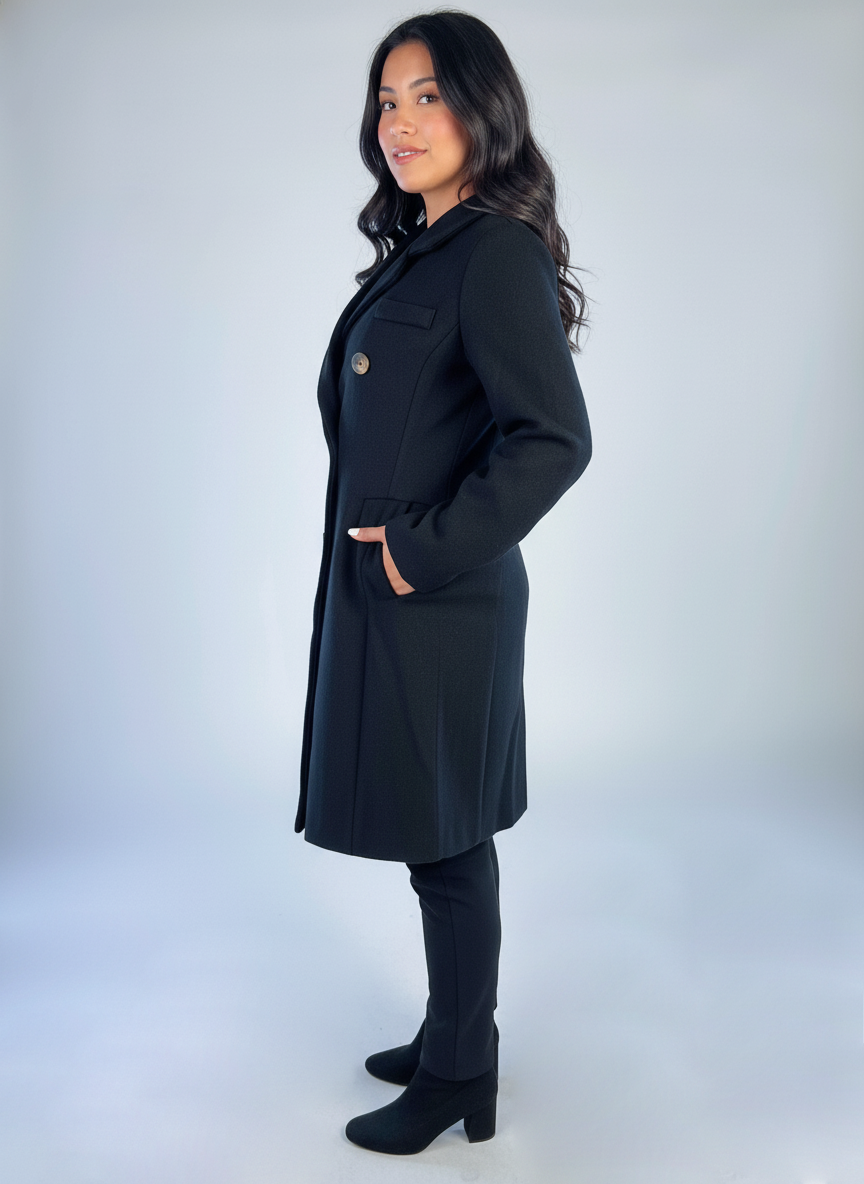 Abrigo negro abotonado tipo gabardina