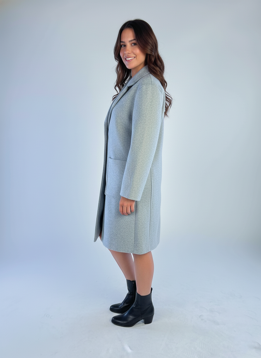 Saco afelpado con cierre a dos botones y bolsas al frente