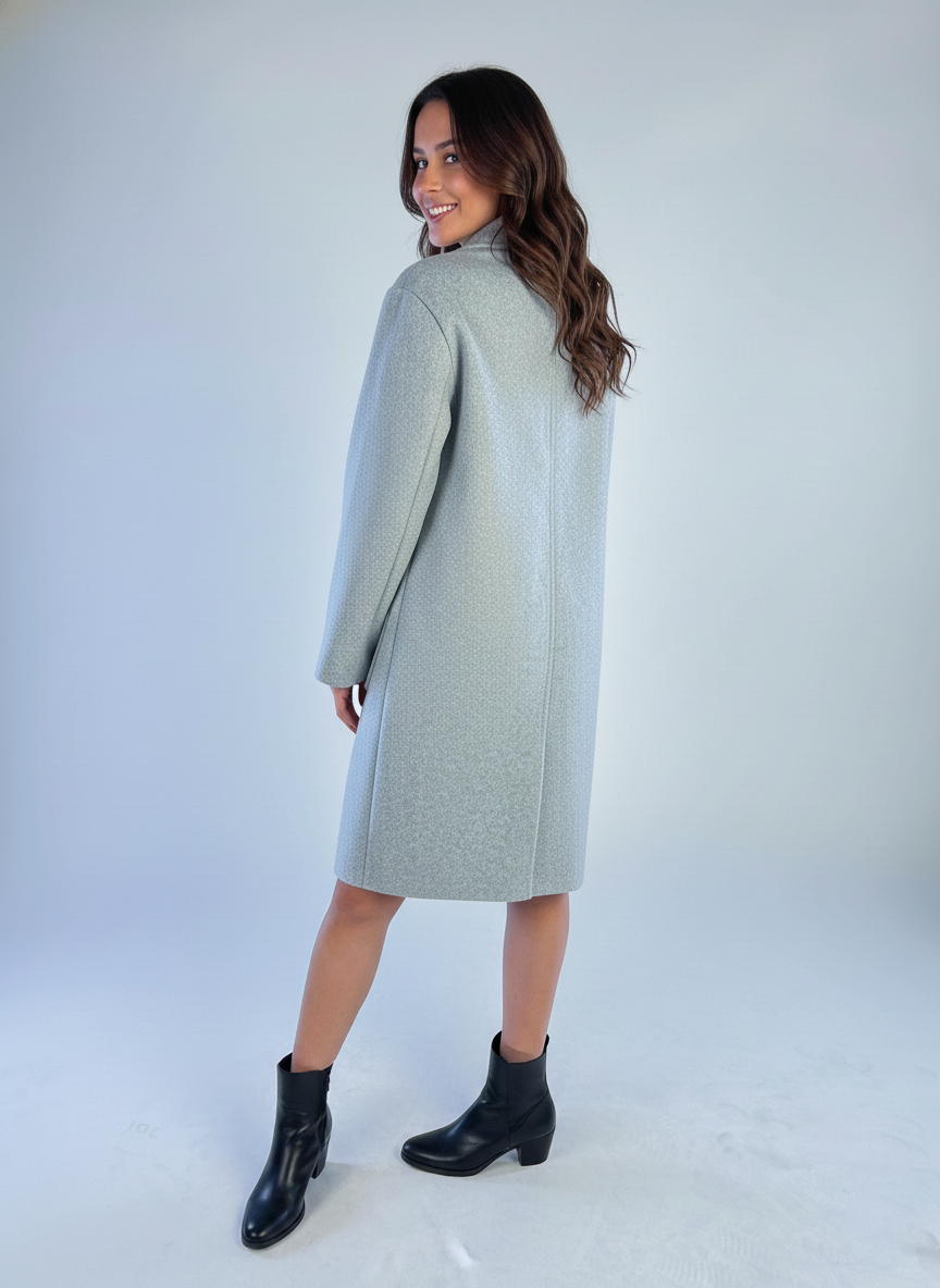 Saco afelpado con cierre a dos botones y bolsas al frente