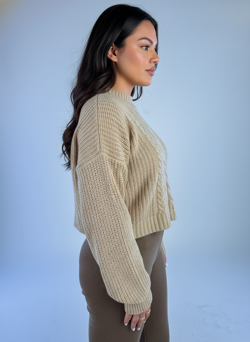 Suéter beige tejido con trenzas