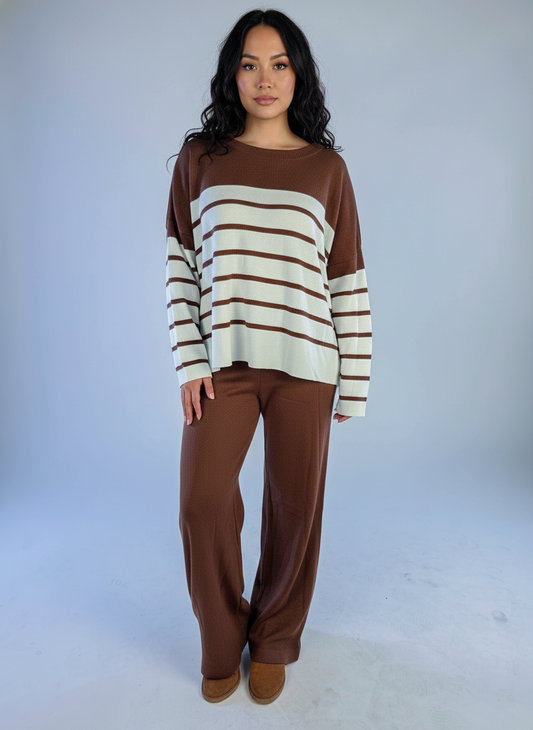 Conjunto de dos piezas, blusa bicolor rayada con pantalón tipo suéter