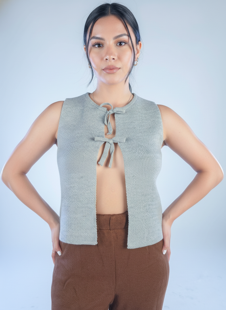 Chaleco gris tejido con amarre en cierre