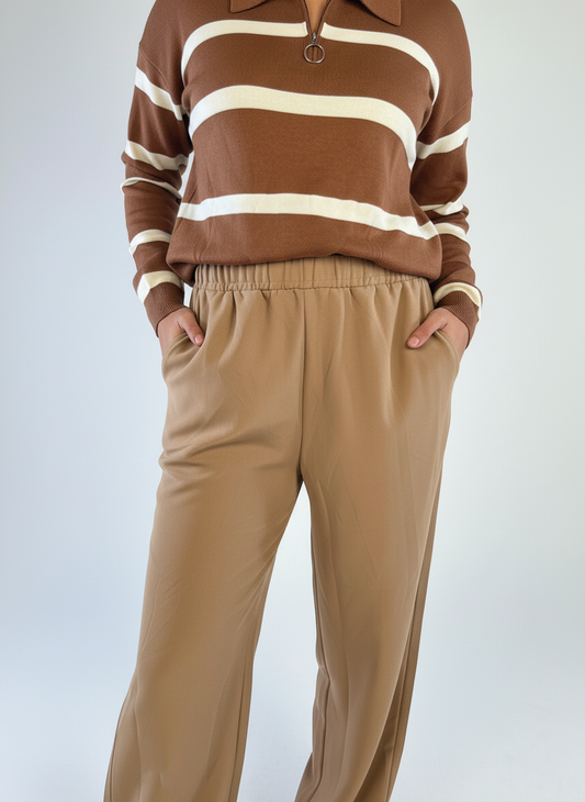 Pantalón beige amplio con elástico en cintura