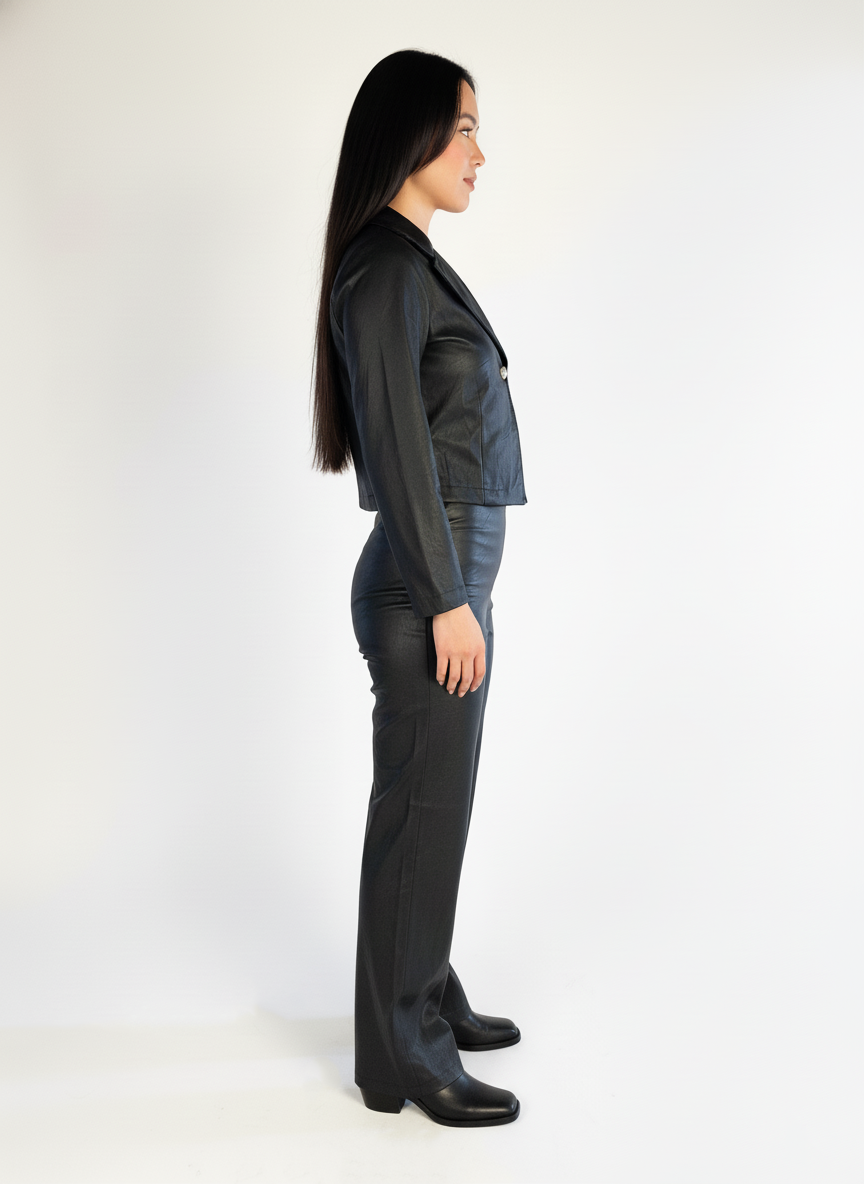 Conjunto de vinipiel de blusa y pantalon negra