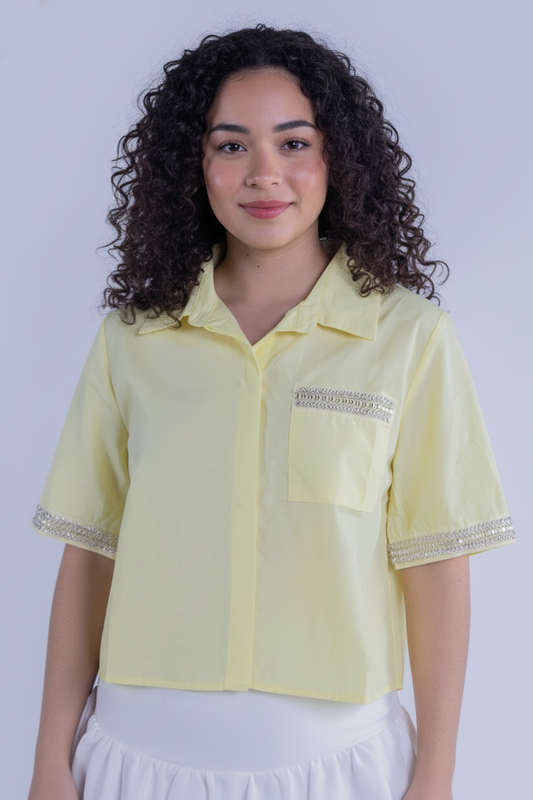 Blusa amarilla abotonada con franjas de brillos