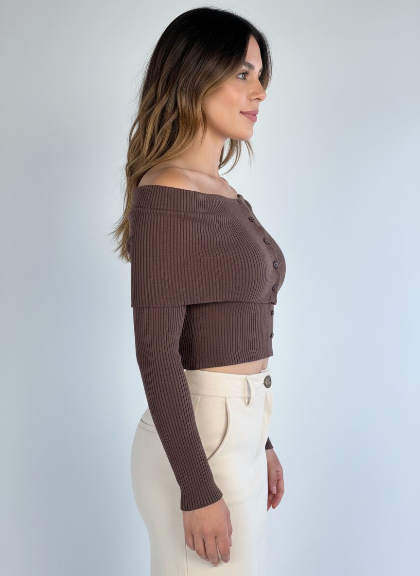 Suéter cafe acanalado con hombro descubierto con botones
