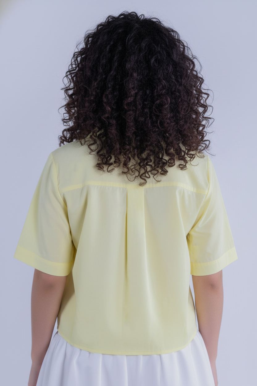 Blusa amarilla abotonada con franjas de brillos