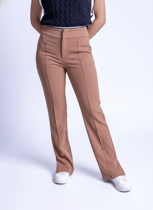 Pantalon cafe seccionado con cierre en ziper