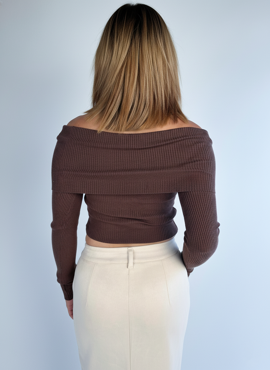 Suéter cafe acanalado con hombro descubierto con botones