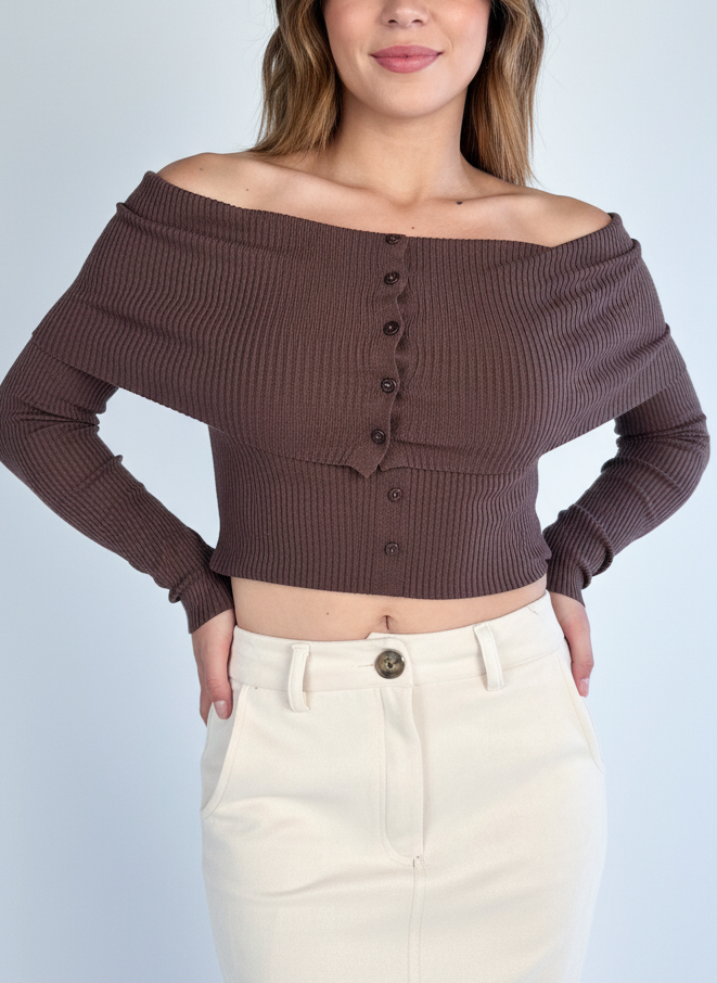 Suéter cafe acanalado con hombro descubierto con botones