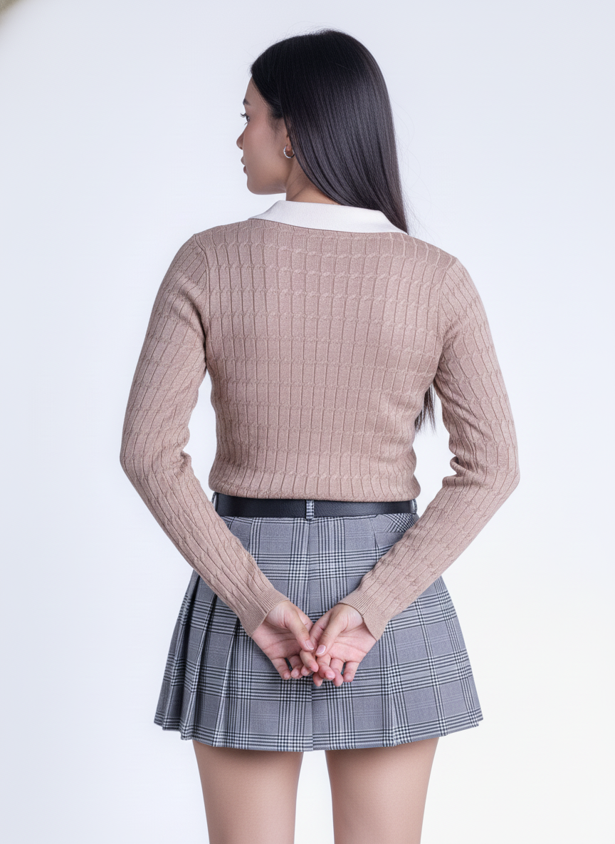 Blusa tipo polo beige cuello sport