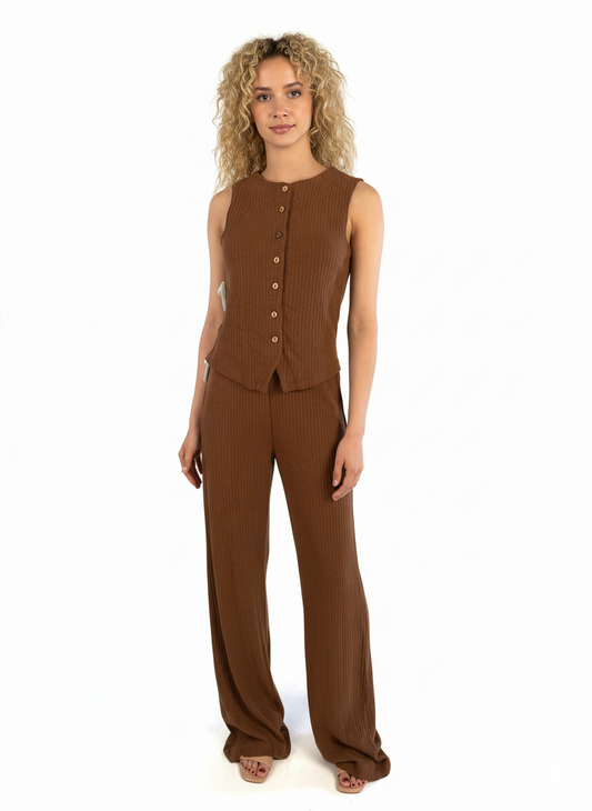 Conjunto cafe acanalado de chaleco abotonado y pantalon