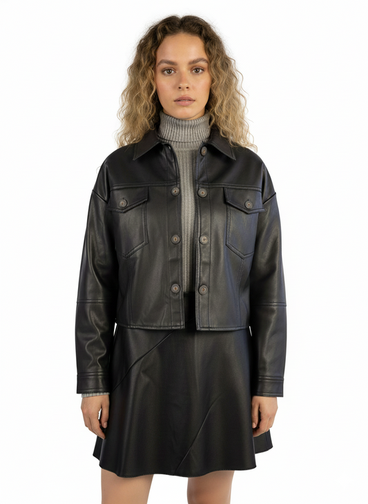 Chamarra negra de vinipiel ligera con cierre de botones