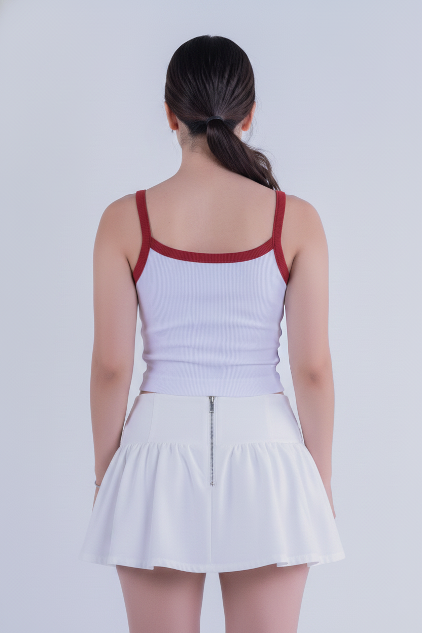 Tank top blanco acanalado con detalles en rojo