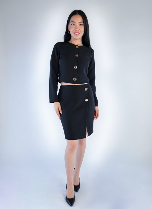 Conjunto negro de dos piezas de saco abotonado y falda