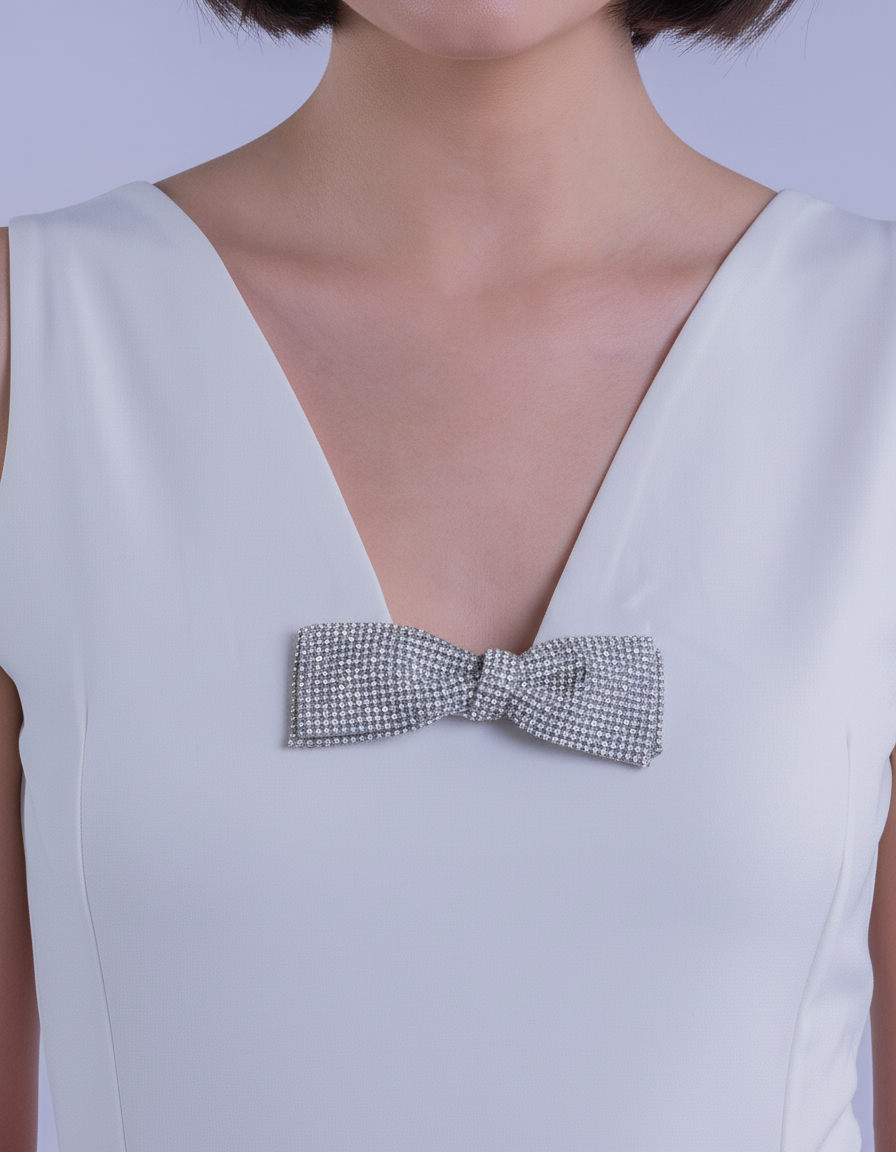 Blusa blanca con prendedor brillante