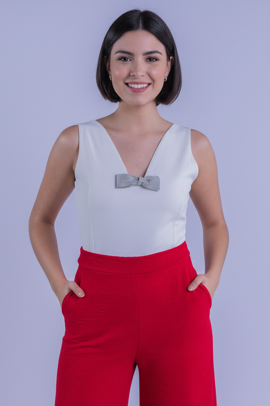 Blusa blanca con prendedor brillante