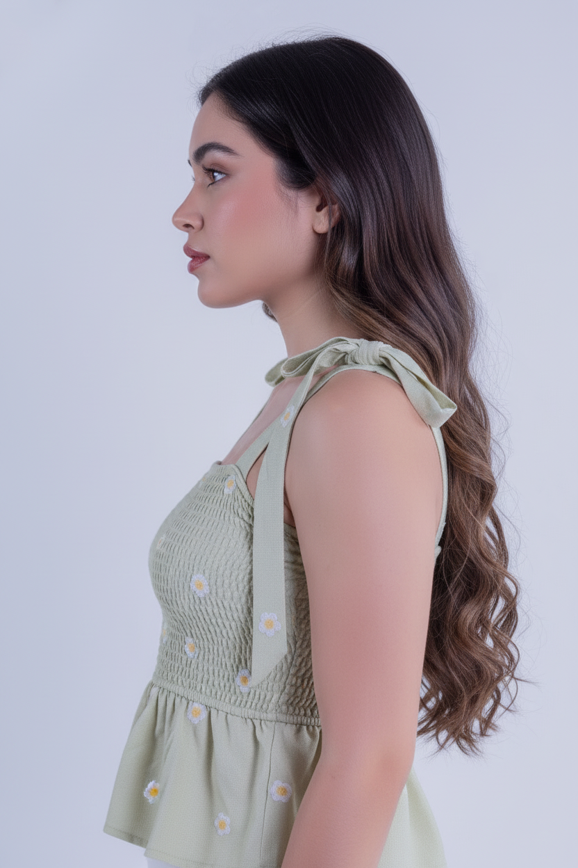 Blusa verde de tirantes con estampado de puntos con elástico en pecho