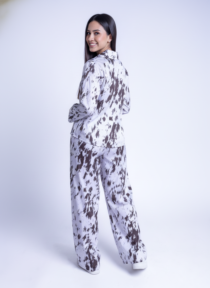 Conjunto blanco beteado de dos piezas de blusa abotonada y pantalon