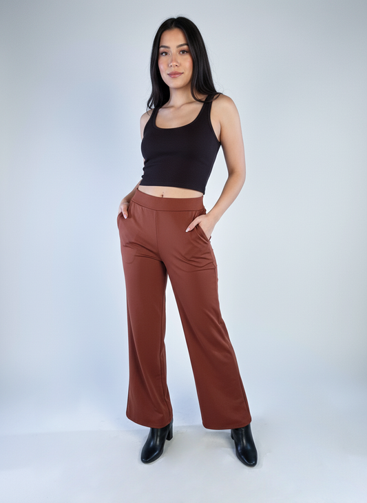 Pantalón cafe corte recto amplio con bolsas lateral