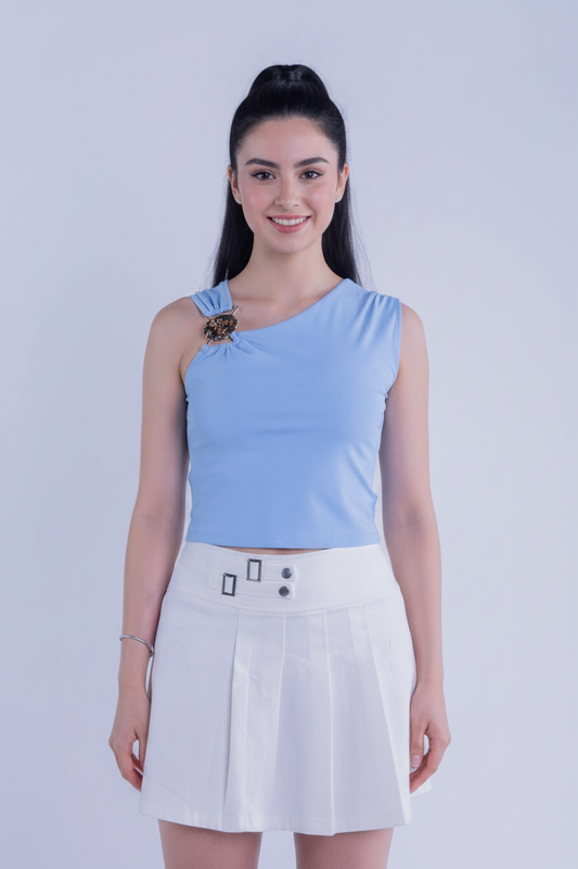 Blusa azul con argolla en el hombro