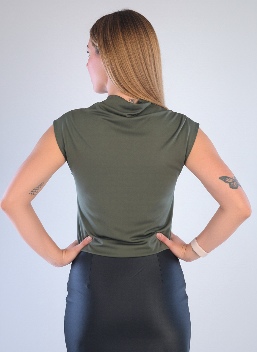 Blusa verde con cuello holgado