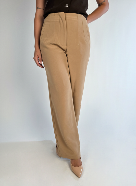 Pantalón beige con pinzas cierre de ziper