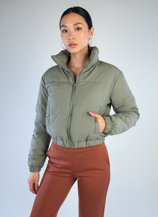 Chamarra verde tipo capitoneada corta