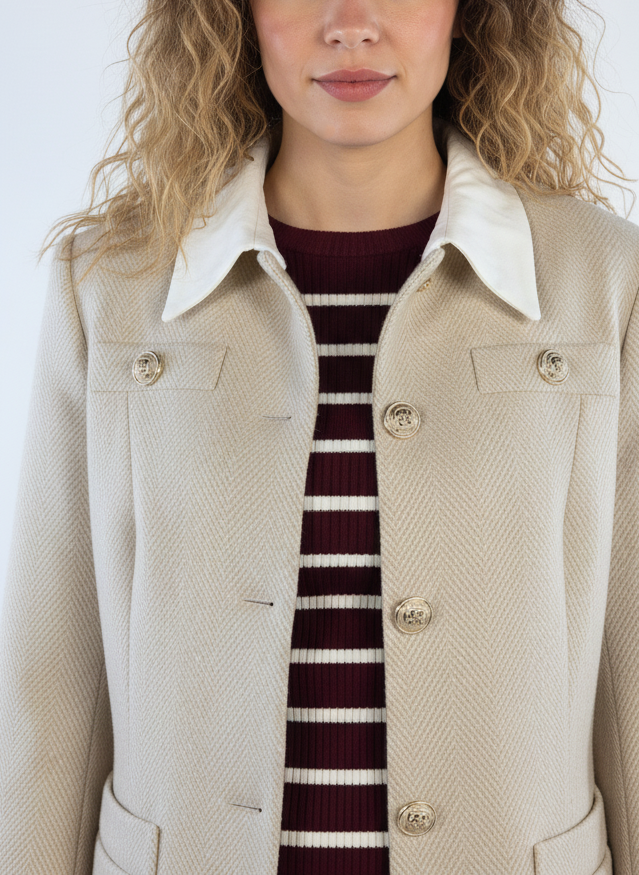 Saco beige abotonado con cuello de contraste