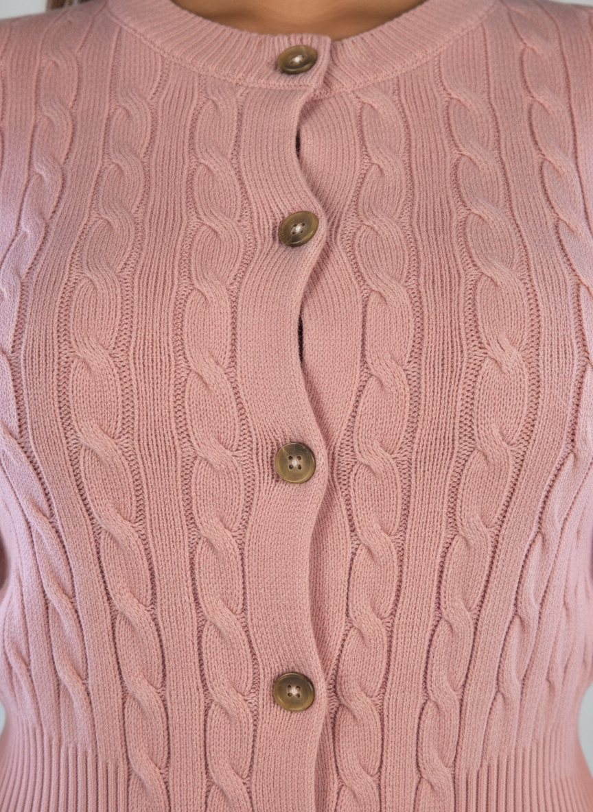 Suéter rosa acanalado con cierre de botones