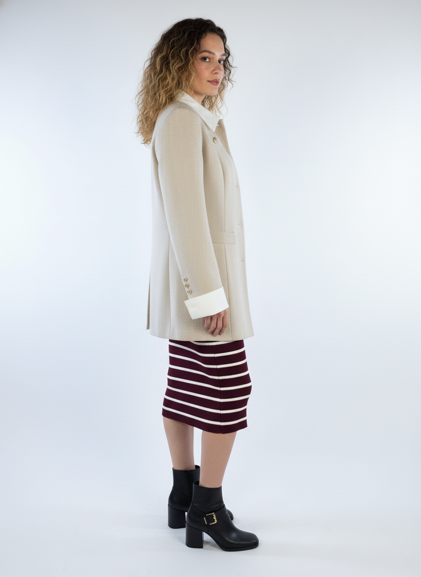 Saco beige abotonado con cuello de contraste