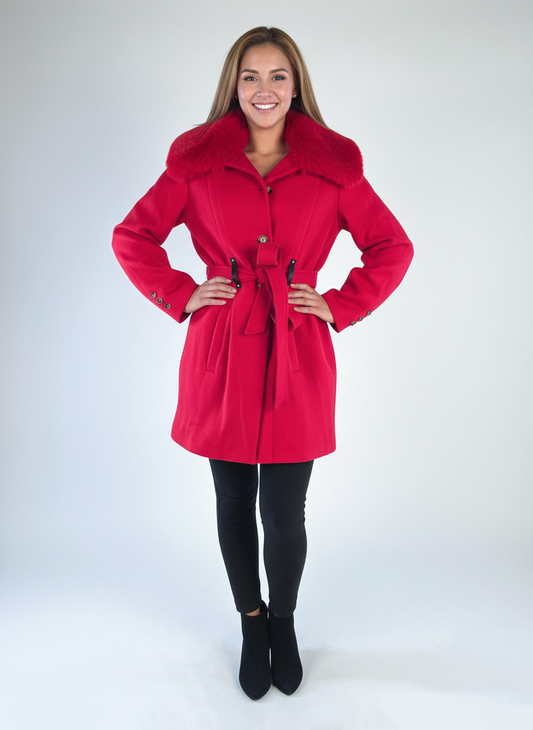 Abrigo rojo con peluche en hombro