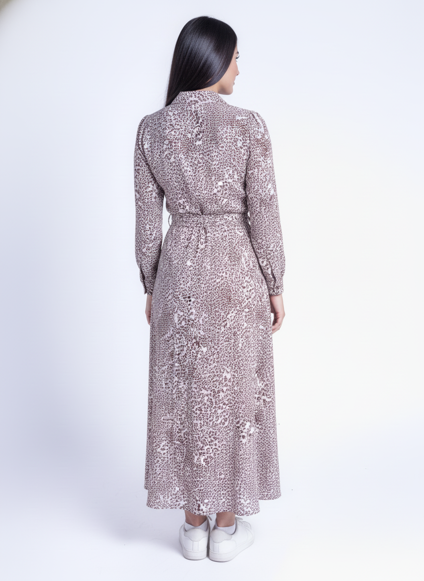 Vestido blanco abotonado con estampado beteado