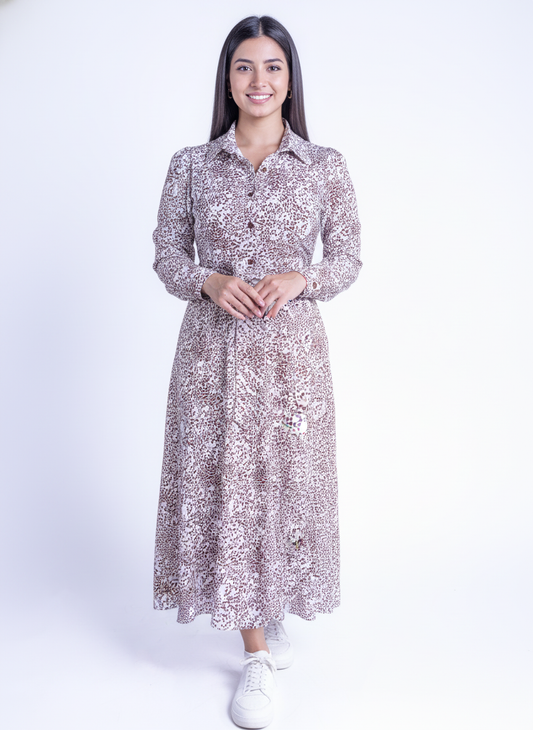 Vestido blanco abotonado con estampado beteado