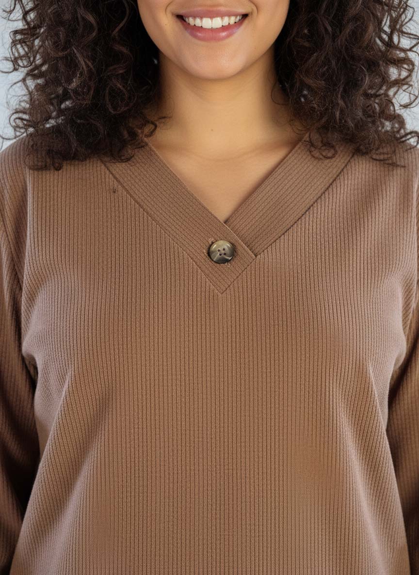 Conjunto beige tipo franela de pantalón y blusa en V