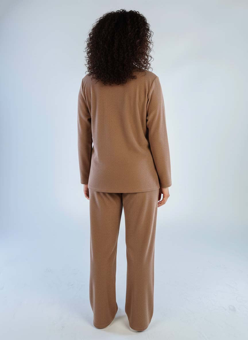 Conjunto beige tipo franela de pantalón y blusa en V