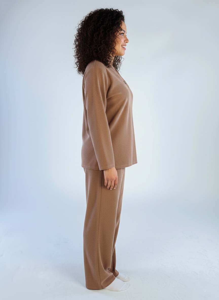 Conjunto beige tipo franela de pantalón y blusa en V