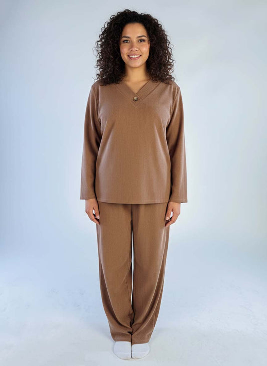 Conjunto beige tipo franela de pantalón y blusa en V