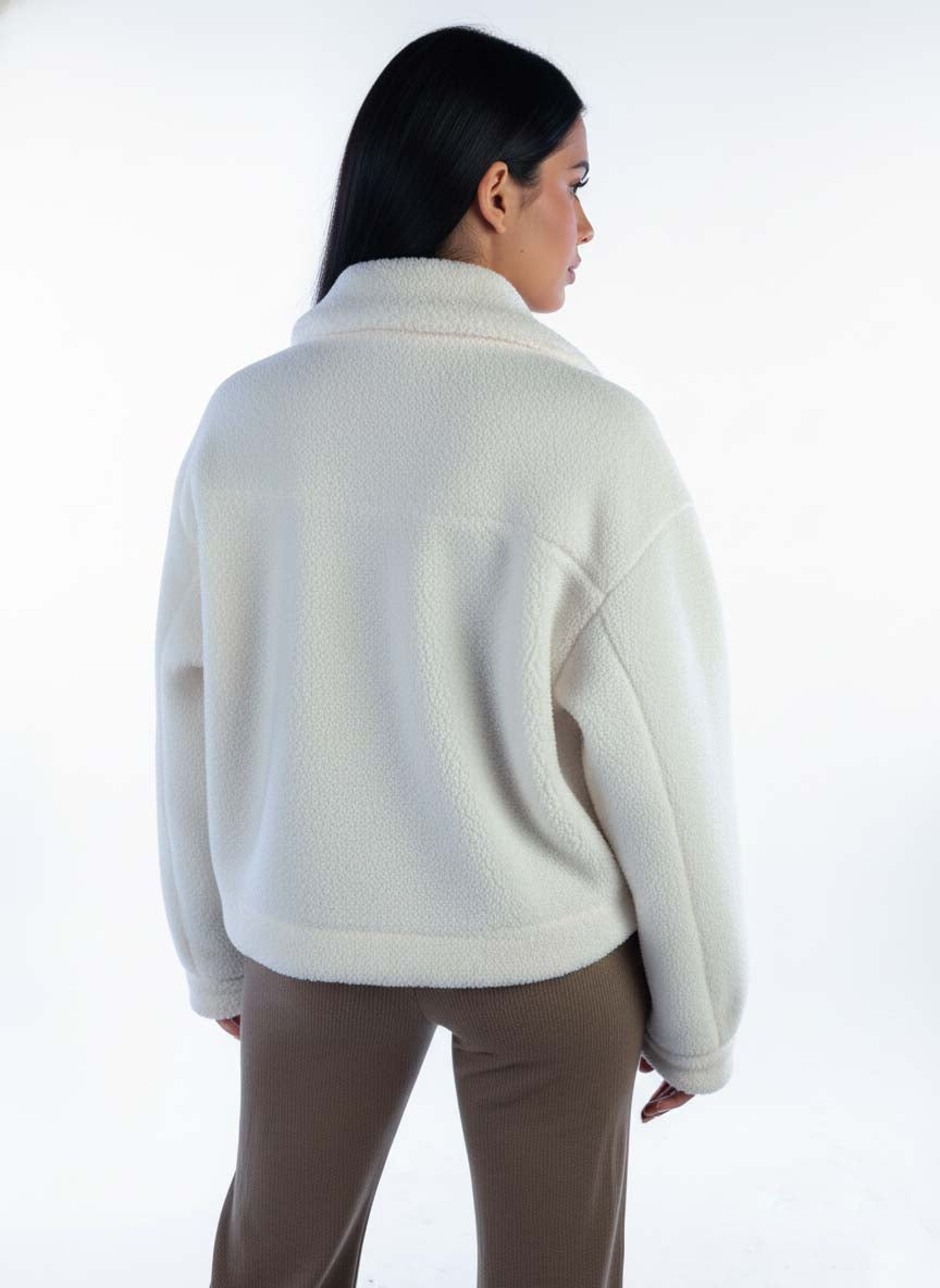 Chamarra blanca peluda abotonada con bolsas en pecho