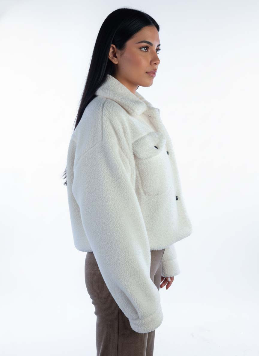 Chamarra blanca peluda abotonada con bolsas en pecho