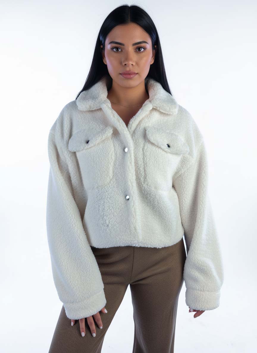 Chamarra blanca peluda abotonada con bolsas en pecho
