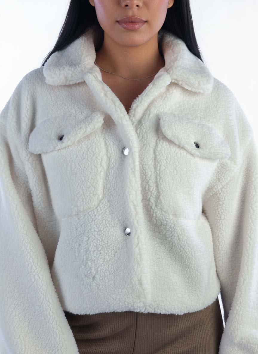 Chamarra blanca peluda abotonada con bolsas en pecho