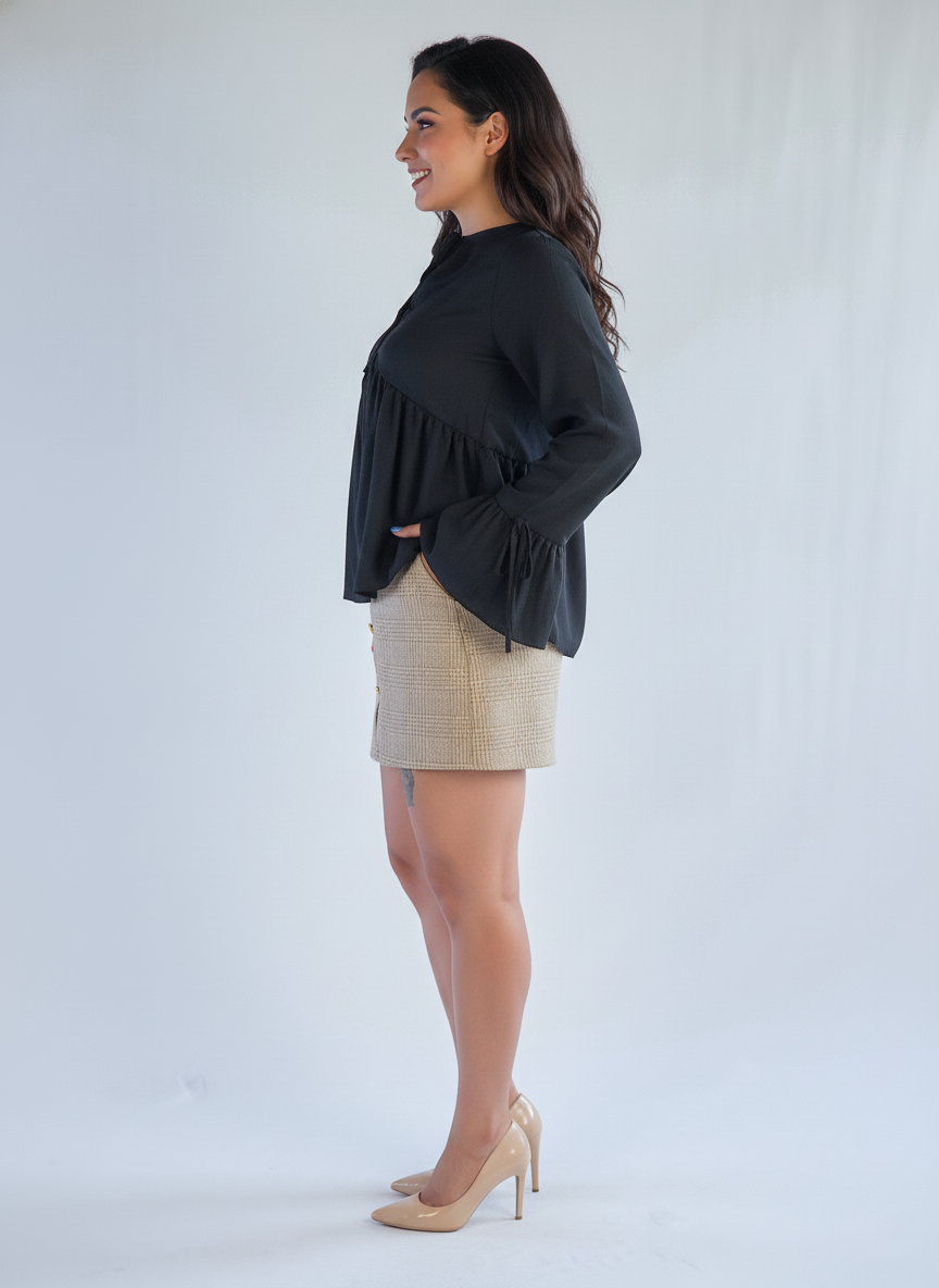 Blusa negra con olan y manga amplia negra con amarre en cuello
