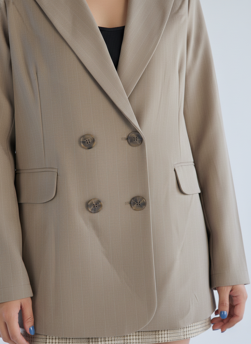 Saco gris con solapa y botones decorativos de vestir