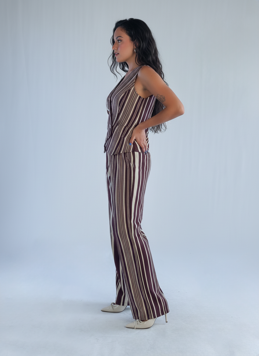 Conjunto rayado de vestir de chaleco y pantalón
