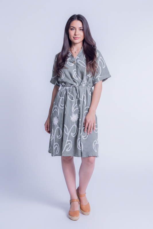Vestido verde con bordado y cinturón de tela